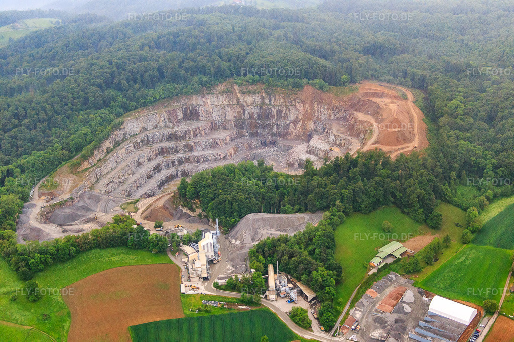 Luftbild: Steinbruch von Röhrig granit GmbH im Morgendunst im Ortsteil Sonderbach in Heppenheim im Bundesland Hessen in Deutschland. Foto: IMG_089234.jpg vom 25.05.2016 durch Werner Riehm/FLY-FOTO.deRöhrig Granit - Innovationen im Einklang mit der Natur
