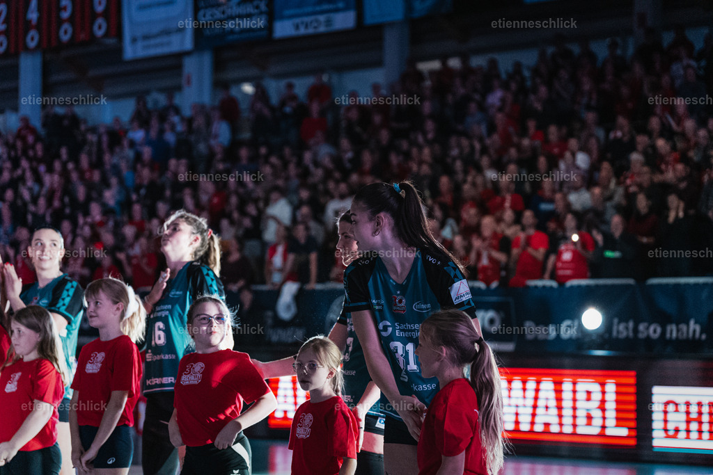 Dresdner SC - Binder Blaubären TSV Flacht, DEKRA 1. Bundesliga Frauen, Volleyball | Im Bild: Spielereinlauf Florentine Rosemann (31, Dresdner SC)24.10.2026, Dresdner SC -  Binder Blaubären TSV Flacht, DEKRA 1. Bundesliga Frauen, Volleyball, Deutschland, Dresden, Cyberport Arena