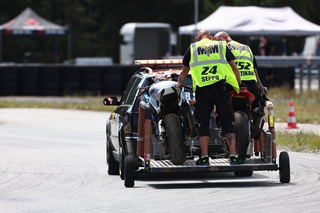 social-20240706_01650 | Schöne Erinnerungen an spannende Momente - das festzuhalten ist unser Job. PIXELrace.de ist seit 2003 auf den Rennstrecken Europas unterwegs um die Action draußen beim Fahren und die wunderbare Stimmung imm Fahrerlager für euch einzufangen.