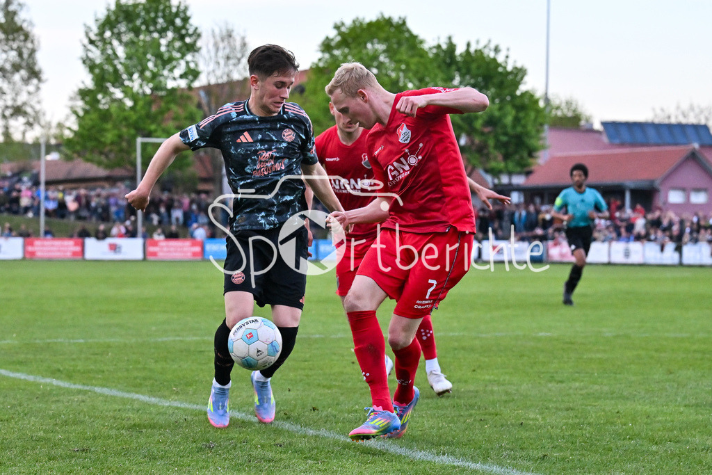 TSV Aubstadt - FC Bayern Amateure | im Duell Tim BINDER (FC Bayern München II #17) und Luke HEMMERICH (TSV Aubstadt 7) / Zweikampf / Regionalliga Bayern: TSV Aubstadt - FC Bayern Muenchen II, NGN-Arena am 23.04.2025