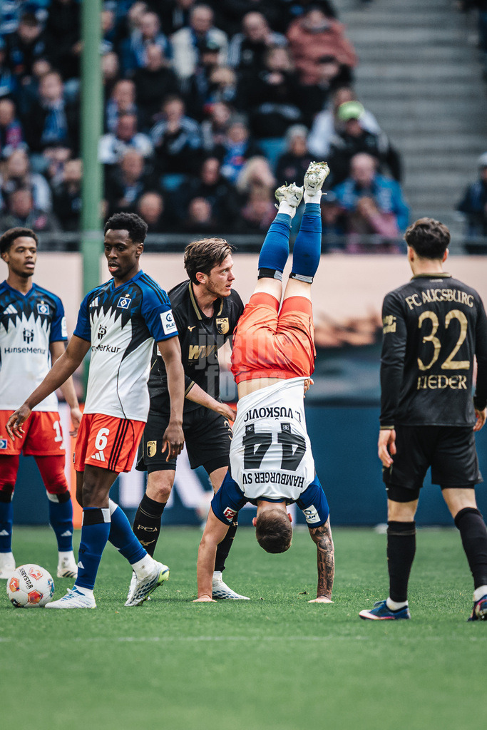 Fußball | Männer | Saison 2025/2026 | 1. Fußball-Bundesliga | 28. Spieltag | Hamburger SV vs. FC Augsburg | 04.04.2026 | links Michael Gregoritsch (#38, FC Augsburg) hilft rechts Luka Vuskovic (#44, HSV) beim Handstand