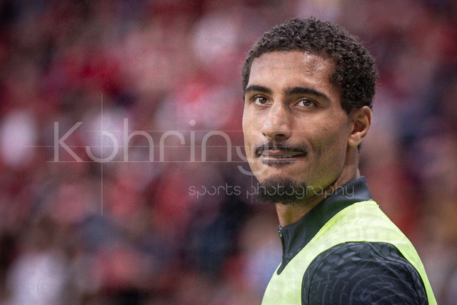 German Bundesliga, Bayer 04 Leverkusen vs. RB Leipzig, 02.05.2026 | LEVERKUSEN, GERMANY - MAY 2, 2026 :  Loic Bade (Bayer 04 Leverkusen, 5) warms up during the German Bundesliga match on gameday 32 between Bayer 04 Leverkusen vs. RB Leipzig at BayArena on May 2, 2026 in Leverkusen, Germany. DFL REGULATIONS PROHIBIT ANY USE OF PHOTOGRAPHS AS IMAGE SEQUENCES AND/OR QUASI-VIDEO.