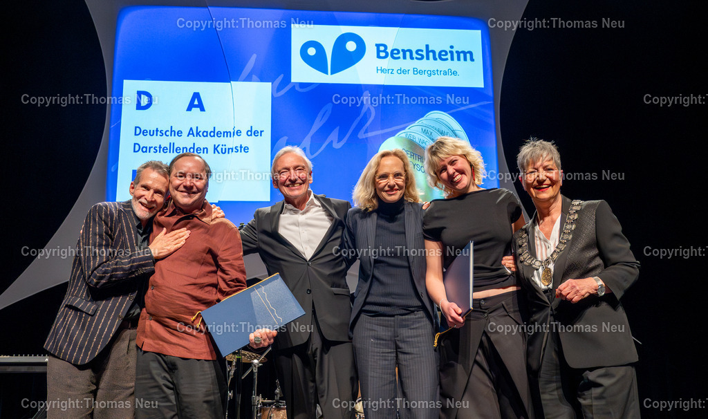 eysoldt-ring-thomas-schmauser-bensheim-fotografie-thomas-neu.jpg-42 | Im Parktheater Bensheim fand am 28. März 2026 die Verleihung des Eysoldt-Rings 2025 statt – eine der bedeutendsten Auszeichnungen für Schauspielkunst im deutschsprachigen Raum. Der Preis ging an Thomas Schmauser, der für seine herausragende darstellerische Leistung geehrt wurde.Im Rahmen der Veranstaltung wurde außerdem der Kurt-Hübner-Regiepreis an Fritzi Wartenberg verliehen, die für ihre besondere künstlerische Handschrift und Regiearbeit ausgezeichnet wurde. Hier die Preisträger mit der Bensheimer Bürgermeisterin Christine Klein (rechts) und dem Präsidenten der Deutschen Akademie der Darstellenden Künste Profd. Hans-Jürgen Drescher (3.v.links) sowie den beiden Jurymitgliedern Juliane Köhler (3.v.rechts) und  Ulrich Matthes (links)  , ,Bild: Thomas Neu