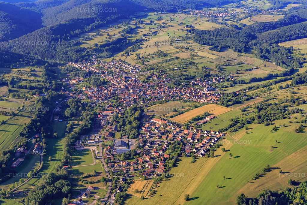 Aerial view: View of the town from the south in Lembach in the state Bas-Rhin, France. – Photo: IMG_115385.jpg taken on 06/16/2019 by Werner Riehm/FLY-FOTO.com – Resolution of the original: 5472 x 3648 px