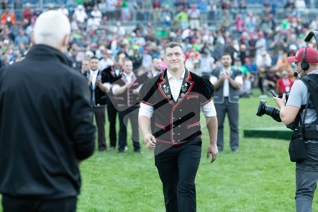 ESAF2025_Ehrung_7379 | Die Schwinger des Schwyzer Kantonalen Schwingerverbandes: Fotos, die Dynamik und Leidenschaft festhalten, sowie emotionale Momente aus dem traditionellen Schwingsport zeigen. - Realisiert mit Pictrs.com