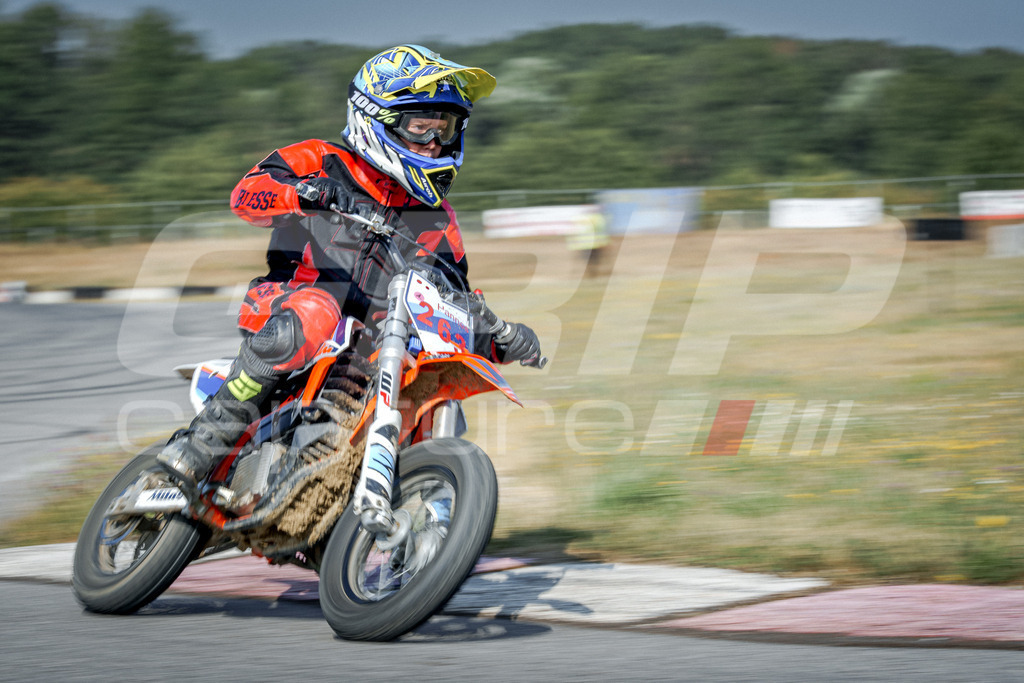 SuperMoto_Staatsmeisterschaft_Fuglau-456 | GRIPcapture steht für authentische Sportfotografie in Österreich – für Momente, die mehr sind als Geschwindigkeit oder Ergebnis. Es geht um Emotion, Spannung, Fokus und den Augenblick, der oft nur einen Wimpernschlag dauert.Ob Motorsport, Teamsport oder 
