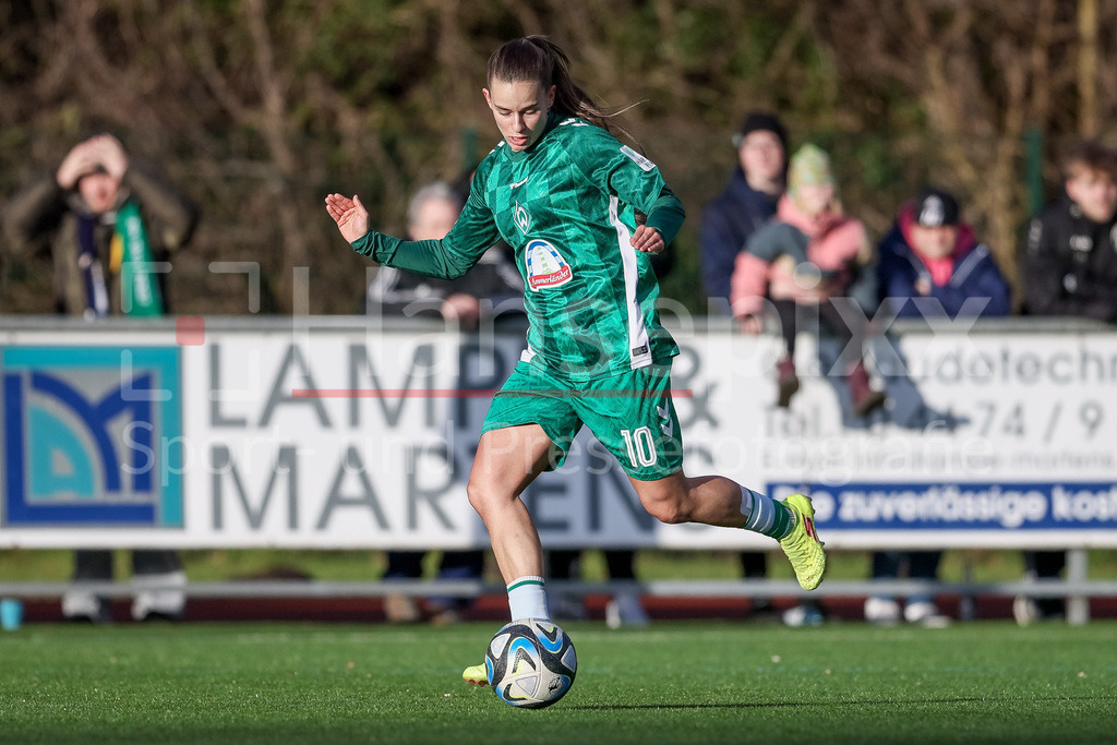 Fussball, Testspiel Frauen, DSC Arminia Bielefeld - SV Werder Bremen | v.li.: Tuana Mahmoud (SV Werder Bremen, 10) am Ball, Freisteller, Einzelbild, Ganzkörper, Aktion, Action, Spielszene