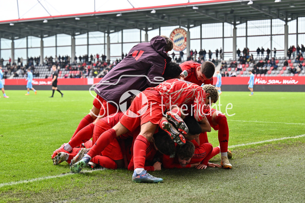 FC Bayern München U19 - TSV 1860 München U19 | Grenzenloser Jubel nach dem Treffer zum 2-1 fuer den FC BAyern durch Maximilian SCHUHBAUER (FC Bayern U19 #14) / Tor / Torschuetze / Freude / Happy / U19 DFB Nachwuchsliga: FC Bayern Muenchen U19 - TSV 1860 Muenchen U19, FC Bayern Campus am 02.11.2024