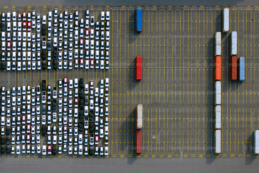 4030657 | BREMERHAVEN 01.06.2020 Senkrecht- Luftbild aus der Satelliten- Perspektive vom Abstellflächen für Automobile - PKW und Container im Ortsteil Stadtbremisches Überseehafengebiet Bremerhaven in Bremerhaven im Bundesland Bremen, Deutschland. Weiterführende Informationen bei: Stadt Bremerhaven. // Vertical aerial view from the satellite perspective of the parking spaces for automobiles - cars and containers in the district Stadtbremisches Ueberseehafengebiet Bremerhaven in Bremerhaven in the state Bremen, Germany. Further information at: Stadt Bremerhaven. Foto: Gerhard Launer