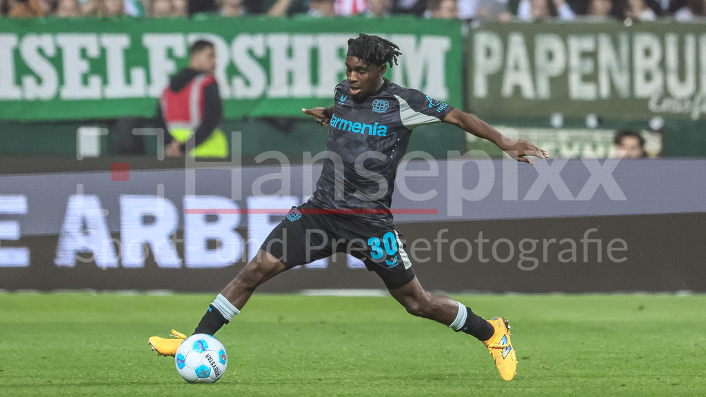 Fussball, Bundesliga, SV Werder Bremen - Bayer 04 Leverkusen | v.li.: Jeremie Frimpong (Bayer 04 Leverkusen, 30) am Ball, Freisteller, Einzelbild, Ganzkörper, Aktion, Action, Spielszene, DIE DFL-RICHTLINIEN UNTERSAGEN JEGLICHE NUTZUNG VON FOTOS ALS SEQUENZBILDER UND/ODER VIDEOÄHNLICHE FOTOSTRECKEN. DFL REGULATIONS PROHIBIT ANY USE OF PHOTOGRAPHS AS IMAGE SEQUENCES AND/OR QUASI-VIDEO.