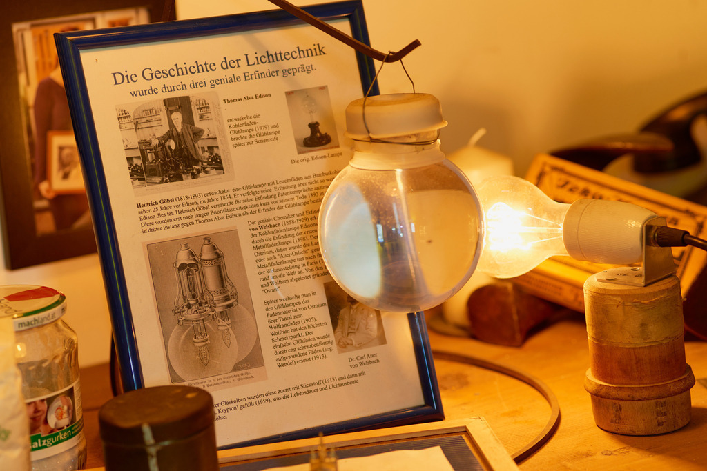 Wiener Schneekugelmanufaktur | Wien, Austria - July 19, 2017: Geschichte der Lichttechnik im Museum. - Realisiert mit Pictrs.com