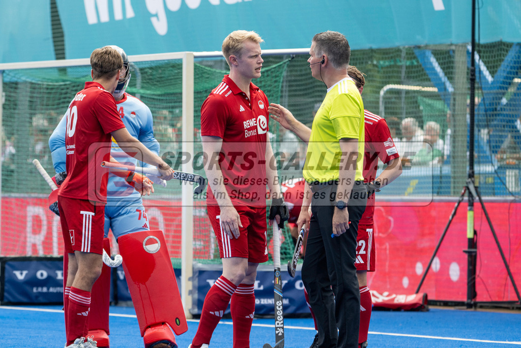 Final4_20250601-1518-Z09_4697 | Krefeld, Deutschland, 01.06.2025:  Feldhockey Final4 2025 – „Deutsche Feldhockey-Meisterschaften 2025“ Crefelder HTC - Rot-Weiss Köln (Finale Herren) im Gerd-Wellen-Hockeyanlage am 01.06.2025 in Krefeld, Deutschland. (Foto von Kramhöller/Fehrmann/Kaste)Krefeld, Germany, 01.06.2025: Feldhockey Final4 2025 – „Deutsche Feldhockey-Meisterschaften 2025“ Harvestehuder HTC - Düsseldorfer HC (Finale Damen) in Gerd-Wellen-Hockeyanlage at 01.06.2025 in Krefeld, Deutschland. (Foto from Kramhöller/Fehrmann/Kaste)