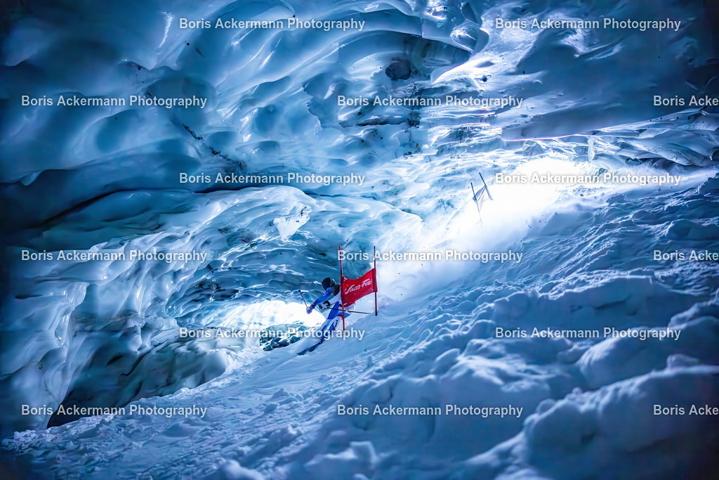 Ski Eishöhle | Handsignierte Unikate in Museumsqualität aus dem Oberwallis. Bergfotograf Boris Ackermann – Fine Art Prints auf Hahnemühle & Alu-Dibond. Fee Galerie Saas-Fee.