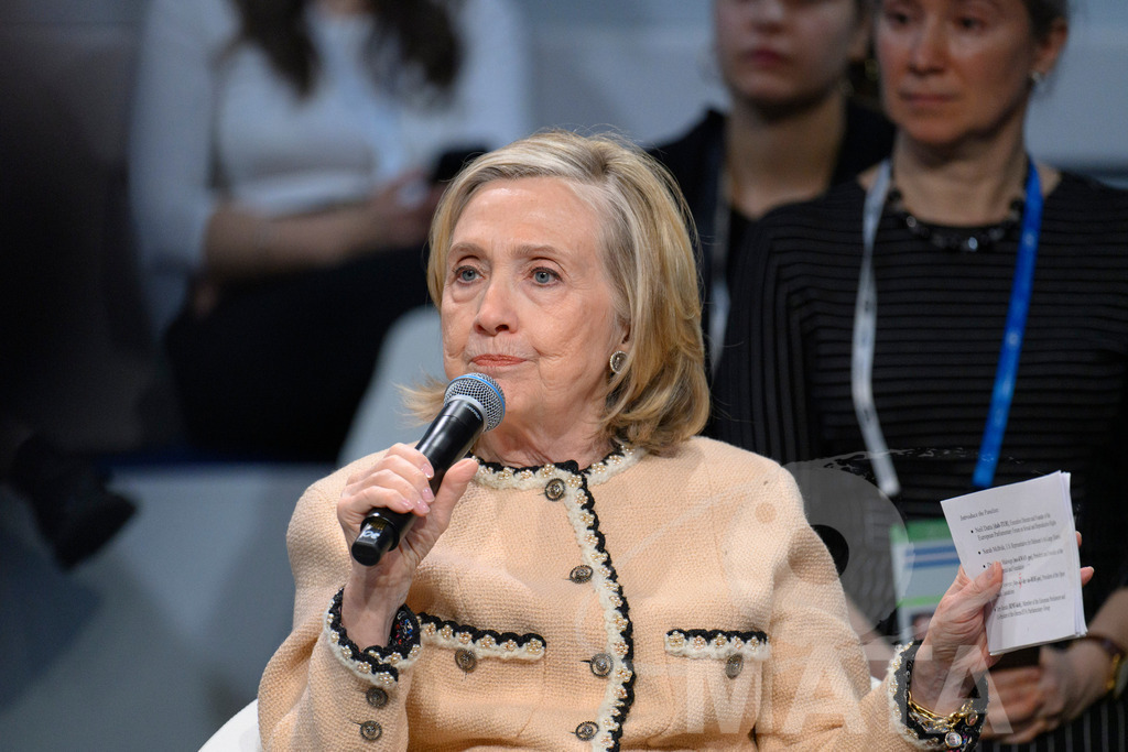 _DWA0244 | Die US-Politikerin Hillary Clinton auf der Veranstaltung Girls Just Want to Have Fundamental Rights: Fighting the Global Pushback im Rahmen der Münchner Sicherheitskonferenz 2026. München, 14.02.2026 Bayern Deutschland - Realisiert mit Pictrs.com