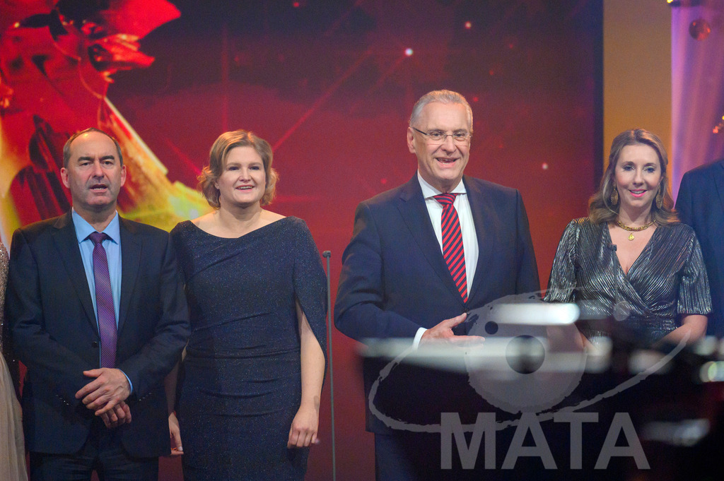 _DWA1718 | Hubert Aiwanger (Freie Wähler, Wirtschaftsminister), Katrin Ebner-Steiner (AFD, MdL), Joachim Herrmann (CSU, Bayerischer Innenminister), Anna Stolz (Freie Wähler , Staatsministerin für Unterricht und Kultus)  bei '30 Jahre Sternstunden-Gala 2023' in der Frankenhalle. Nürnberg, 15.12.2023 - Realisiert mit Pictrs.com