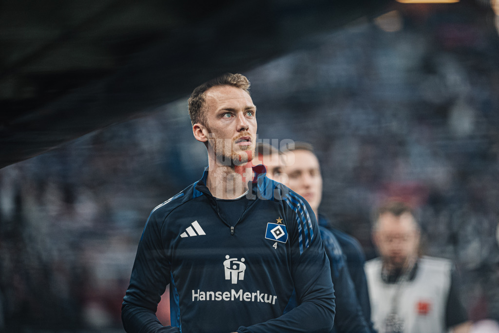 Fußball | Männer | Saison 2024/2025 | 2. Fußball-Bundesliga | 27. Spieltag | Hamburger SV vs. SV 07 Elversberg | 28.03.2025 | Sebastian Schonlau (#4, HSV) auf dem Weg zur Ersatzbank