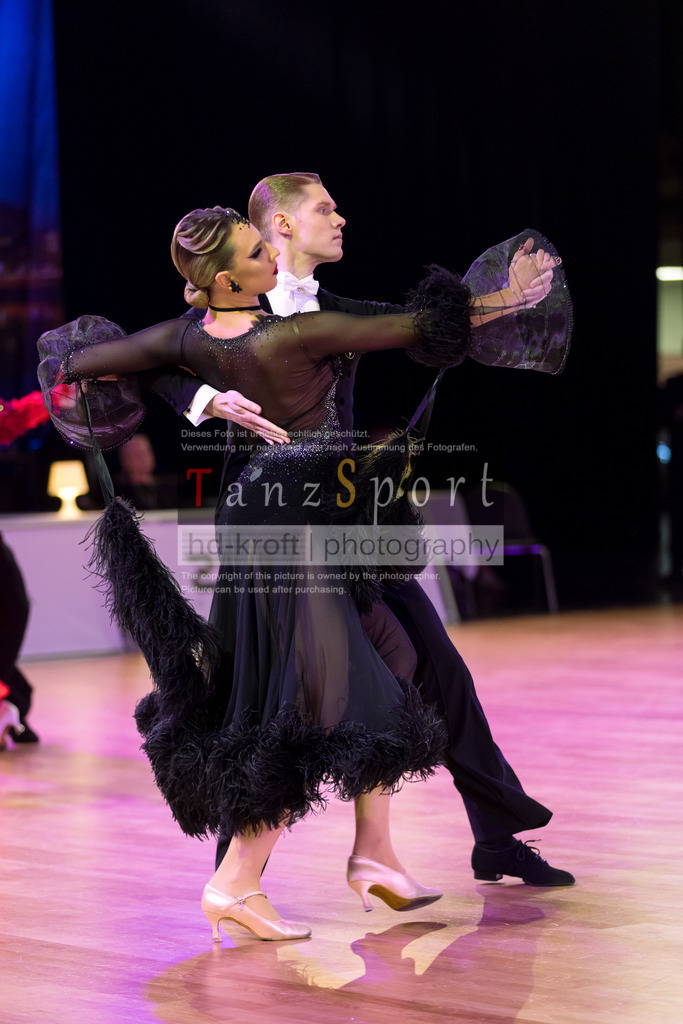 20241215_WDSF_Int_Open_Std-Riga-8751 | Tanzsportbilder, Standardtanz, Lateintanz, WDSF, DTV, LTVB, dancecomp, goc, hessen tanzt, blaues band der spree, walzer, tango, wiener walzer, slowfox, quickstepp, samba, rumba, cha-cha-cha, paso doble. jive, hd-kroft photography, turniertanzsport