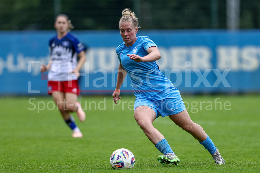 Fussball, Testspiel Frauen, Hamburger SV - FC Viktoria Berlin | Sarah Stöckmann (FC Viktoria 1889 Berlin, 22) am Ball, Einzelbild, Ganzkörper, Aktion, Action, Spielszene
