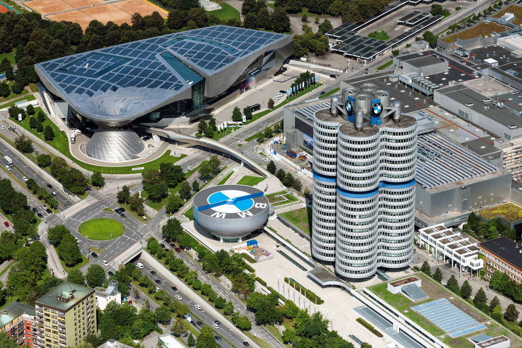 dr__0071243.jpg | MüNCHEN 12.08.2021 Herbstliche verfärbte Vegetationsansicht Verwaltungsgebäude des Unternehmens "Vierzylinder" der BMW AG am Petuelring im Ortsteil Milbertshofen-Am Hart in München im Bundesland Bayern, Deutschland. Weiterführende Informationen bei: BMW Bayerische Motoren Werke AG,  Prof. Burkhardt Ingenieure GmbH & Co. KG. // Autumnal discolored vegetation view administration building of the company "Vierzylinof" of BMW AG in the district Milbertshofen-Am Hart in Munich in the state Bavaria, Germany. Further information at: BMW Bayerische Motoren Werke AG,  Prof. Burkhardt Ingenieure GmbH & Co. KG. Foto: Daniel Reiter