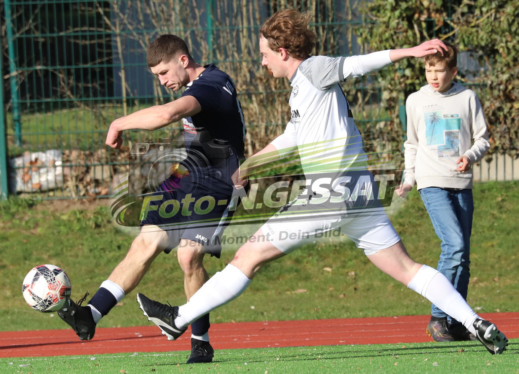 VfL Holsen - Bünder SV | Auf dem Bild zu sehen: Schwarz VfL Holsen: Anton Kubrak ; weiß Bünder SV: Johannes SteinmeierVfL Holsen, Bünder SV, Saison 25/26, Kreisliga A, Deutschland - Realisiert mit Pictrs.com
