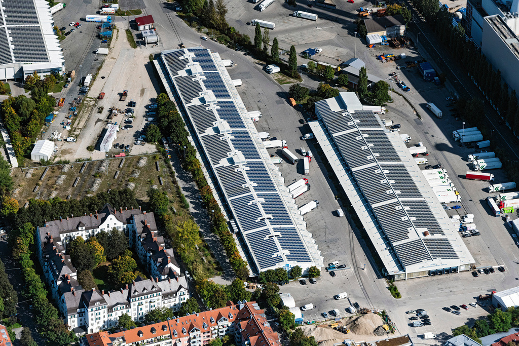 dr__0093109.jpg | MüNCHEN 01.10.2021 Gebäude des Großmarkt und Großhandelszentrum UGM Umschlagzentrum Großmarkthalle München an der Schäftlarnstraße im Ortsteil Sendling in München im Bundesland Bayern, Deutschland. Weiterführende Informationen bei: HENN GmbH,  Spedition Schmid GmbH & Co. KG,  Standortinitiative „Großmarkt in Sendling. Jetzt.“. // Building of the wholesale center Grossmarkthalle Muenchen in Munich in the state Bavaria, Germany. Further information at: HENN GmbH,  Spedition Schmid GmbH & Co. KG,  Standortinitiative a??Grossmarkt in Sendling. Jetzt.a??. Foto: Daniel Reiter