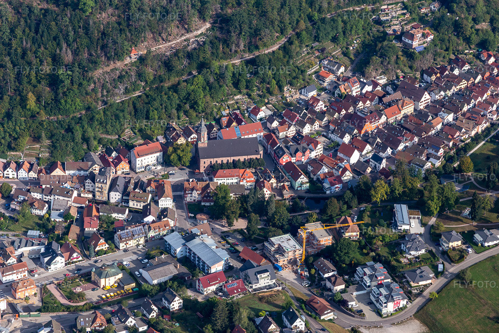 Luftbild: Kirchengebäude Oppenau im Altstadt- Zentrum der Innenstadt in Oppenau im Bundesland Baden-Württemberg in Deutschland. Foto: IMG_008893.jpg vom 20.09.2020 durch Werner Riehm/FLY-FOTO.de