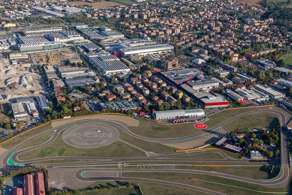 Aerial view: Formula 1 race track of Ferrari, Pista di Fiorano, Circuito di Fiorano in Fiorano Modenese in the state Modena, Italy. – Photo: IMG_134593.jpg taken on 09/19/2022 by Werner Riehm/FLY-FOTO.com – Resolution of the original: 4348 x 2898 px – WWW.FERRARI.COM