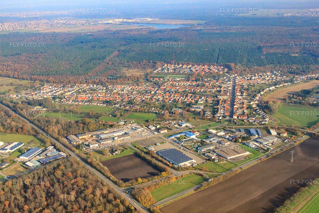 Luftbild: Ortsansicht aus Westen im Ortsteil Huttenheim in Philippsburg im Bundesland Baden-Württemberg in Deutschland. – Foto: IMG_60938.jpg vom 18.11.2013 durch Werner Riehm/FLY-FOTO.de – Auflösung des Originals: 4752 x 3168 px