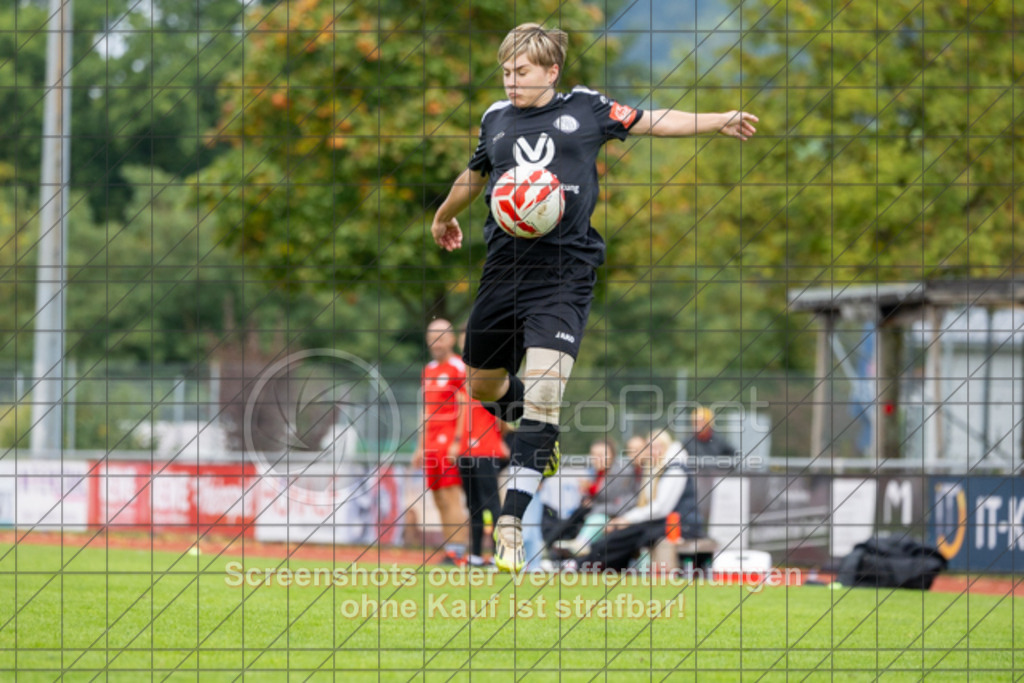 20250928_141725_0441 | #,1.FC Donzdorf (schwarz) vs. TV Derendingen (rot), Fussball, Frauen-Verbandsliga Württemberg, 03. Spieltag, Saison 2025/2026, Rasenplatz Lautertal Stadion, Süßener Straße 16, 73072 Donzdorf, 28.09.2025 - 13:00 Uhr,Foto: PhotoPeet-Sportfotografie/Peter Harich