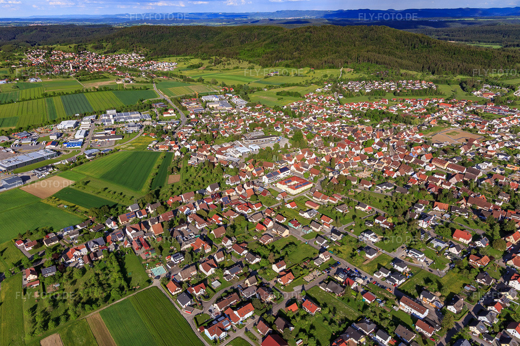 Luftbild: Ortsübersicht aus Westen in Vöhringen im Bundesland Baden-Württemberg in Deutschland. Foto: IMG_114753.jpg vom 31.05.2019 durch Werner Riehm/FLY-FOTO.de