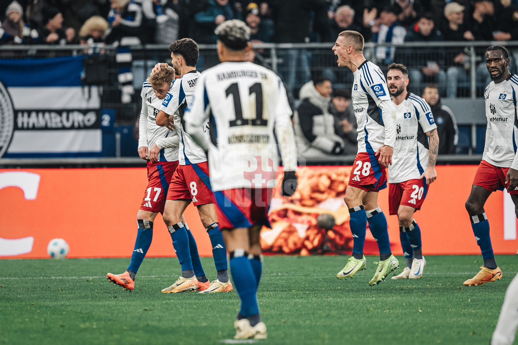 Fußball | Männer | Saison 2024/2025 | 2. Fußball-Bundesliga | 15. Spieltag | Hamburger SV vs. SV Darmstadt 98 | 08.12.2024 | Adam Karabec (#17, HSV) links, wird nach seinem Tor umjubelt