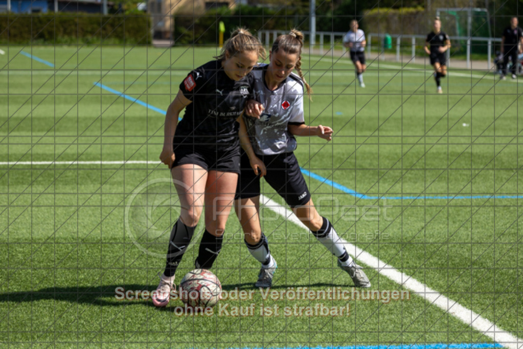 20250427_111652_0165 | #,1.Göppinger SV (weiß) vs. TSV Ruppertshofen (schwarz), Fußball, Frauen-Regionenliga 3 - Bezirk WfV, 21. Spieltag, Saison 2024/2025, Kunstrasenplatz Nord, Hohenstaufenstr. 116, 73033 Göppingen, 27.04.2025 - 11:00 Uhr,Foto: PhotoPeet-Sportfotografie/Peter Harich