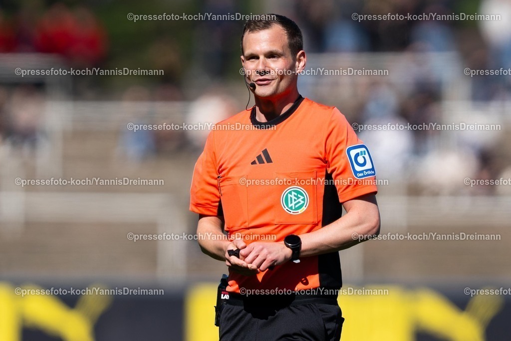 xydr06042501074 | 06.04.2025, xydrx, Fußball, Borussia Dortmund II - FC Ingolstadt 04, 3.Liga, Stadion Rote Erde, Saison 2024 2025: Dr.Robin Braun (Schiedsrichter) DFB regulations prohibit any use of photographs as image sequences and or quasi-video.