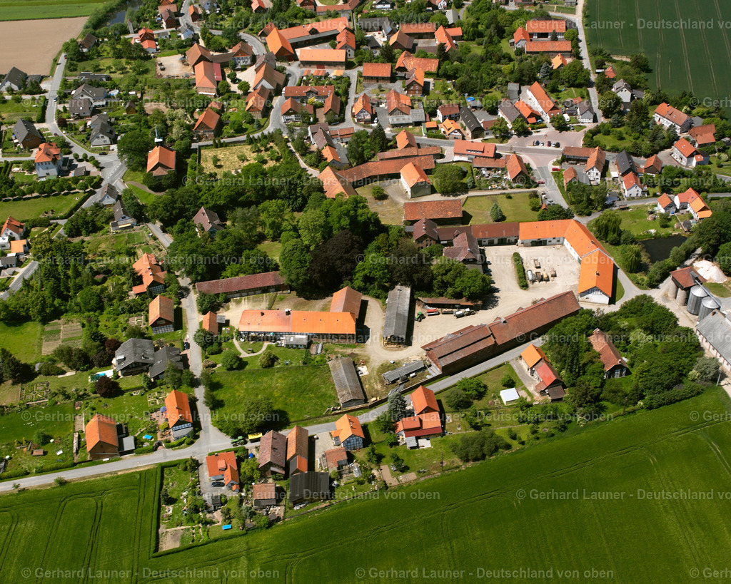 2638223 | BEUCHTE 09.06.2006 Landwirtschaftliche Nutzflächen und Feldgrenzen  umsäumen das Siedlungsgebiet des Dorfes in Beuchte im Bundesland Niedersachsen, Deutschland // Agricultural land and field boundaries surround the settlement area of the village  in Beuchte in the state Lower Saxony, Germany Foto: Gerhard Launer