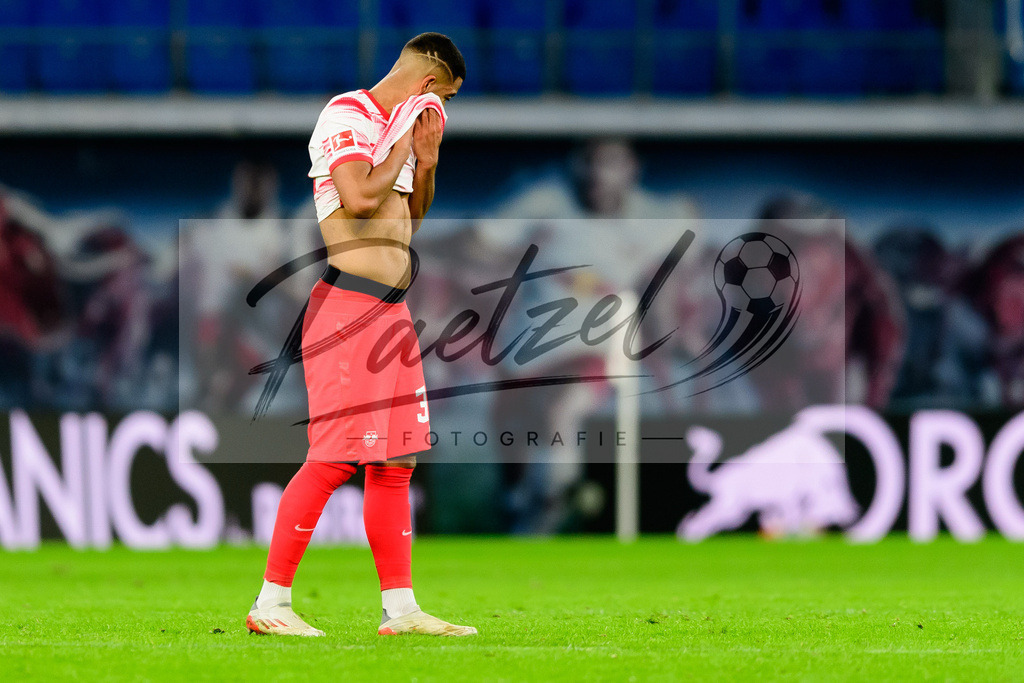 RBLLEV20211128_083 | Fussball, Herren: Benjamin Henrichs (RB Leipzig) enttaeuscht bei dem Spiel der 1. Bundesliga zwischen RB Leipzig und Bayer 04 Leverkusen in der Red Bull Arena am 28.11.2021 in Leipzig, Deutschland.DFB / DFL REGULATIONS PROHIBIT ANY USE OF PHOTOGRAPHS AS IMAGE SEQUENCES AND/OR QUASI-VIDEO. - Realisiert mit Pictrs.com