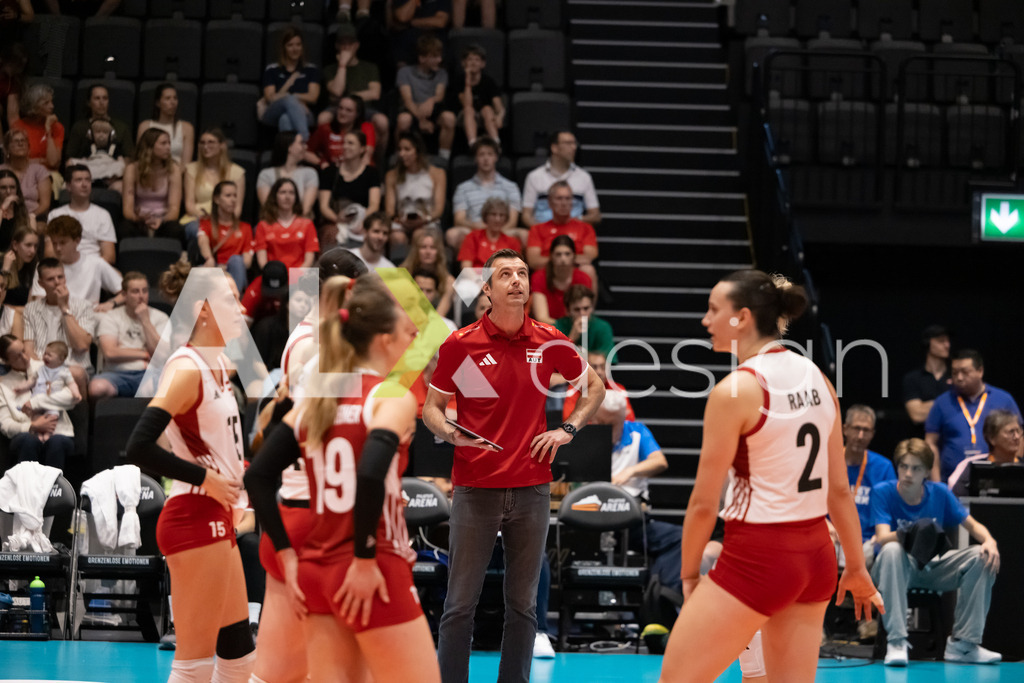 Austria v Switzerland - CEV European League Women | KRIENS, SWITZERLAND - JUNE 14: ROLAND SCHWAB and Team waiting for video assistant referee during the CEV European League match between Austria and Switzerland at Pilatus Arena on June 14, 2026 in Kriens, Switzerland. - Realisiert mit Pictrs.com