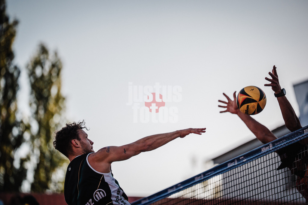 Beachvolleyball | Männer | Allianz German Beach Tour 2025 | Tourstop Berlin | 21.08.2025 | Eric Stadie-Seeber beim Angriff
