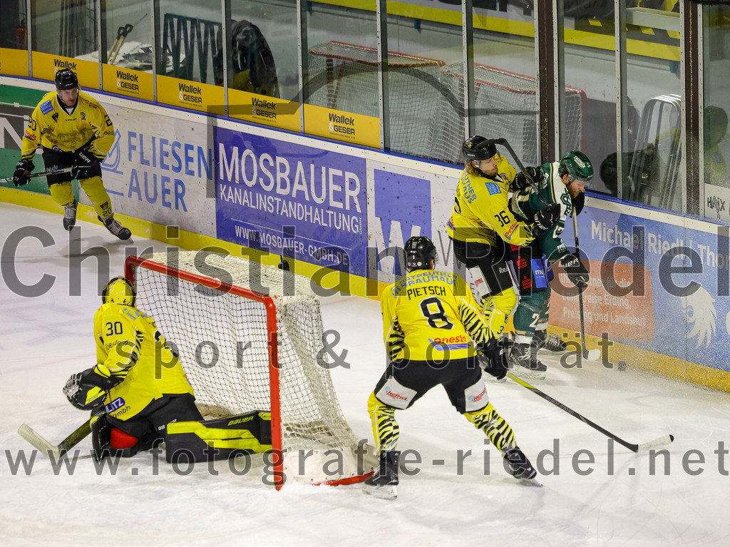 2025-12-28_108_TSV_Erding_gegen_onesto_Tigers_Bayreuth | Erding, Deutschland, 28.12.2025:Eishockey, Oberliga Süd 2025 / 2026, 31. Spieltag, TSV Erding gegen onesto Tigers Bayreuth, Endergebnis: 6:5 n.V.Torwart Maximilian Meier (onesto Tigers Bayreuth, #30), Jan Pietsch (onesto Tigers Bayreuth, #8), Sam Verelst (onesto Tigers Bayreuth, #36), Grady Hobbs (Erding Gladiators, #22)Foto: Christian Riedel / fotografie-riedel.net