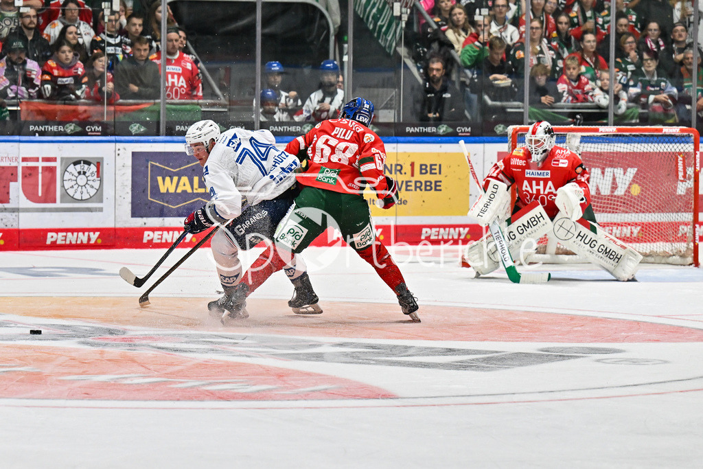 Augsburger Panther - Adler Mannheim | im Duell Justin SCHÜTZ (Adler Mannheim 73) und Fabrizio PILU (Augsburger Panther 68) / Zweikampf / DEL: Augsburger Panther - Adler Mannheim; Curt Frenzel Stadion am 14.09.2025