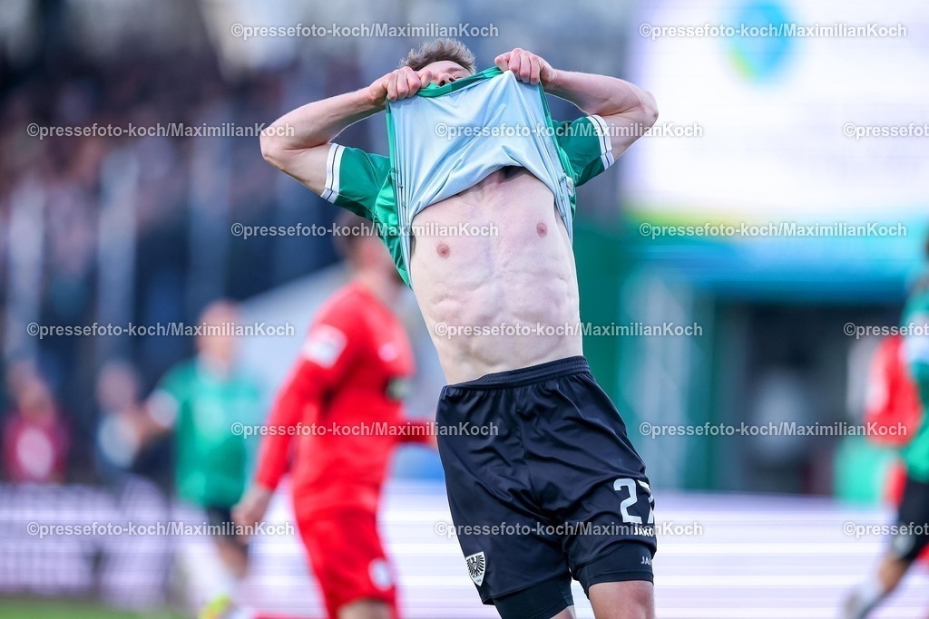 PRM21122501057 | 21.12.2025, Fußball, Preußen Münster - SV 07 Elversberg, 2. Fußball Bundesliga,  Preußenstadion, 17.Spieltag, Saison 2025 2026: Jano ter Horst (Preussen Muenster #27) reagiert nach der verschoissenen Torchance Enttäuscht verärgert ärgert sich gestikulierend zieht sich das Trikot über sein gesicht Sixpack Oberkörperfrei  DFB regulations prohibit any use of photographs as image sequences and or quasi-video.