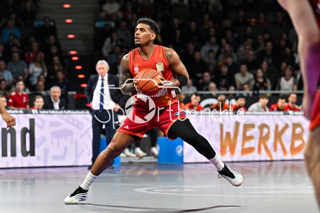 FC Bayern München - Skyliners Frankfurt | MUNICH, GERMANY - 17. FEBRUARY: am Ball Xavier RATHAN-MAYES (FC Bayern Basketball 4) / Einzelfoto / Freisteller während dem Spiel zwischen dem FC Bayern München und den Skyliners Frankfurt am 21. Spieltag der easyCredit BBL im BMW Park