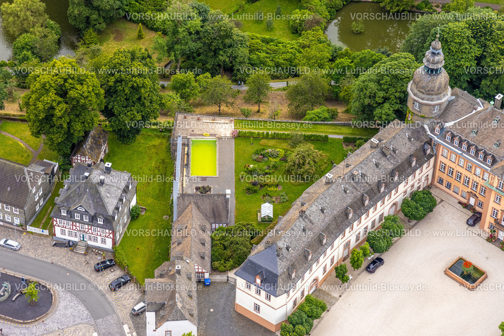 BadBerleburg240710150 | Luftbild, Schloss Berleburg, Residenzschloss der Familie Sayn-Wittgenstein, Wasserbehälter, Bad Berleburg, Wittgensteiner Land, Nordrhein-Westfalen, Deutschland
