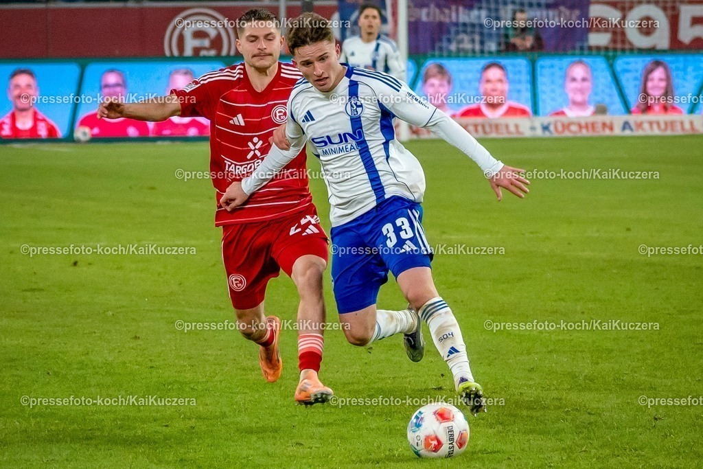 xKKUx05122501088 | 05.12.2025, xkkux, Fußball, Fortuna Düsseldorf - FC Schalke 04, 2. Fußball Bundesliga, Merkur Spiel-Arena, Saison 2025 2026: Soufiane El-Faouzi (Schalke04 #23) im Zweikampf gegen  Florent Muslija (Fortuna Düsseldorf #24)  DFB regulations prohibit any use of photographs as image sequences and or quasi-video.