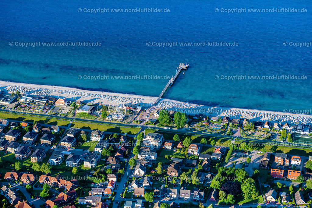 Dahme_ELS_8657030622 | DAHME 03.06.2022 Laufflächen und Konstruktion der Seebrücke über der Wasseroberfläche in Dahme an der Ostseeküste im Bundesland Schleswig-Holstein, Deutschland. // Running surfaces and construction of the pier over the water surface in Dahme at the baltic coast in the state Schleswig-Holstein, Germany. Foto: Martin Elsen