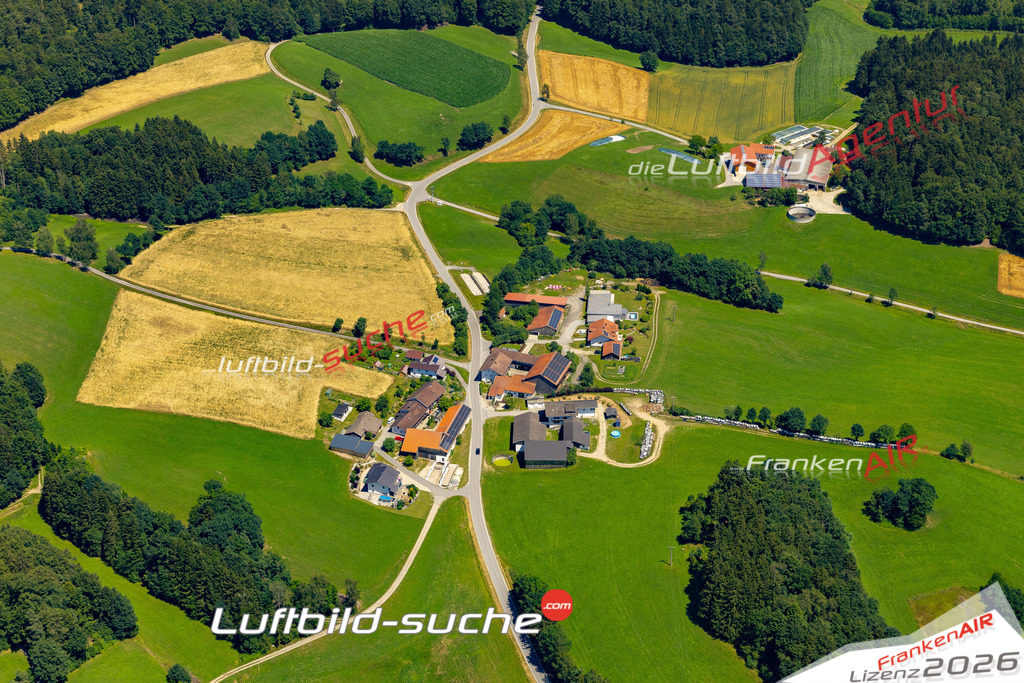 Aktuelles Luftbild von Thurmannsdorf Fürstenstein - Die Luftaufnahme wurde 2022 mittels UL-Flugzeug erstellt ( keine Drohne ) - hochauflösende Kamera-Systeme von  Canon -Beste Qualität - Für grossformatige Ausdrucke geeignet. Die Geschenkidee !