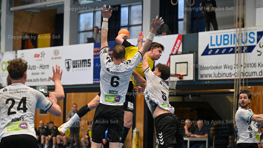 TSV Altenholz vs EHV Aue | Rasmus Ankermann (TSVA #11) vs Kevin Roch (Aue #6) &amp; Torben Lange (Aue #51) / Handball 3. Liga Nord-Ost Männer 2025/2026 / TSV Altenholz vs EHV Aue / Edgar-Meschkat-Halle / Altenholz / 18.04.26 - Realisiert mit Pictrs.com