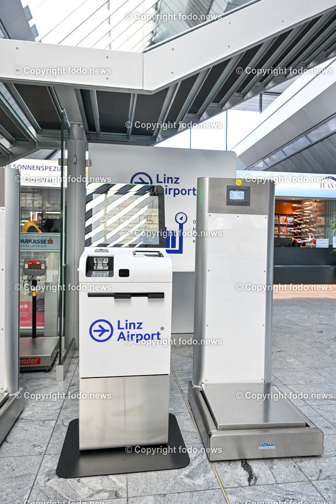 Flughafen Linz_ Linz Airport_ Linz-Hoersching_ 26.10.2023-4 | 26.10.2023, Linz Hoersching, AUT, Flughafen Linz, Linz Airport, im Bild Abflughalle, Check In, Automat