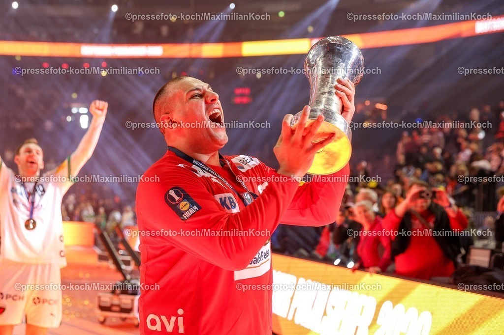 xSSCx19042602061 | 19.04.2026, xsscx, Handball, DHB-Pokal Lidl Final4, Finale, Füchse Berlin - Bergischer HC, Saison 2025 / 2026 Herren, Lanxess Arena, Köln: Die Mannschaft der Füchse Berlin feiert den Sieg im DHB-Pokal, Dejan Milosavljev (Füchse Berlin #96) Photo: xSandraxScherningxPressefotoKochx