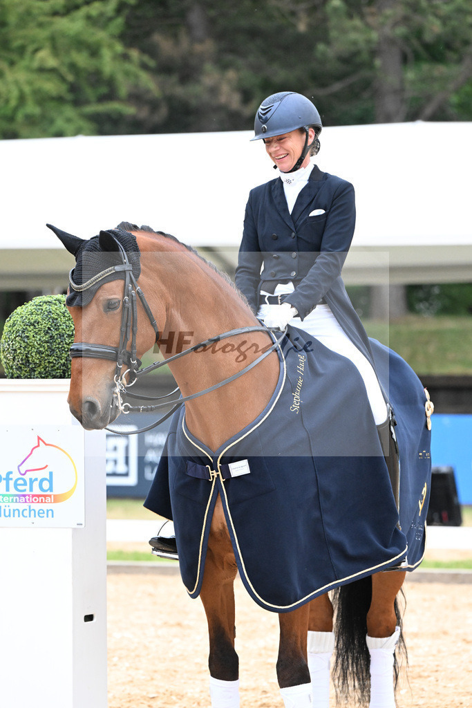Stephanie Haag_Goldenes Reitabzeichen_11251767 | hf-fotografie - Realisiert mit Pictrs.com