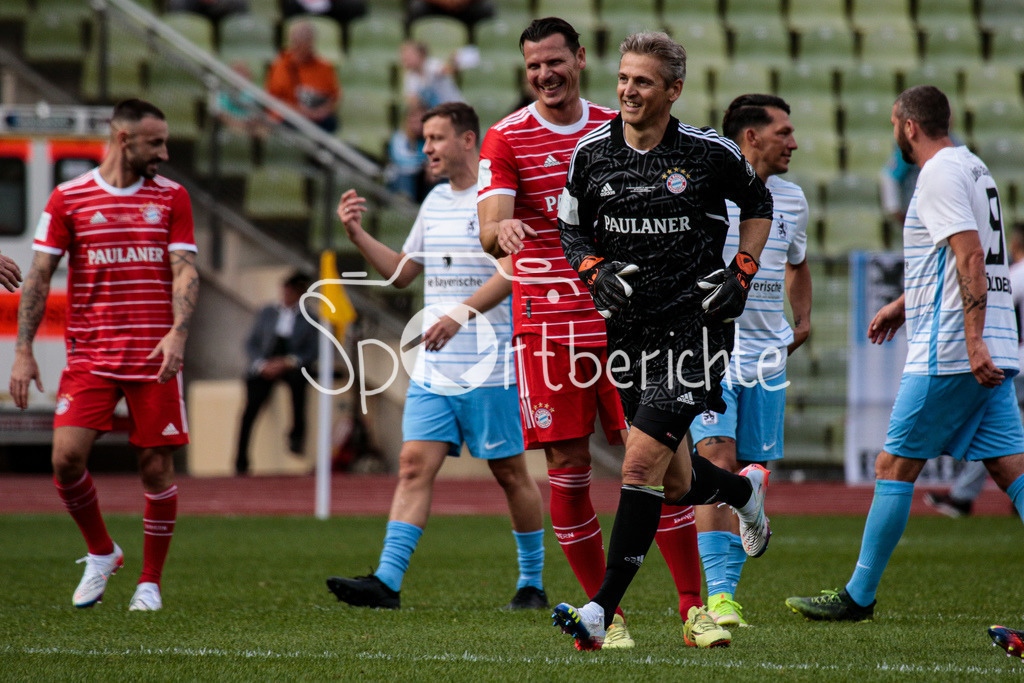 FC Bayern Muenchen - TSV 1860 Muenchen | Die Bayern Legenden jubeln zusammen nach einem Elfmetertreffer von Hans-Jörg Butt (FCB #22)
